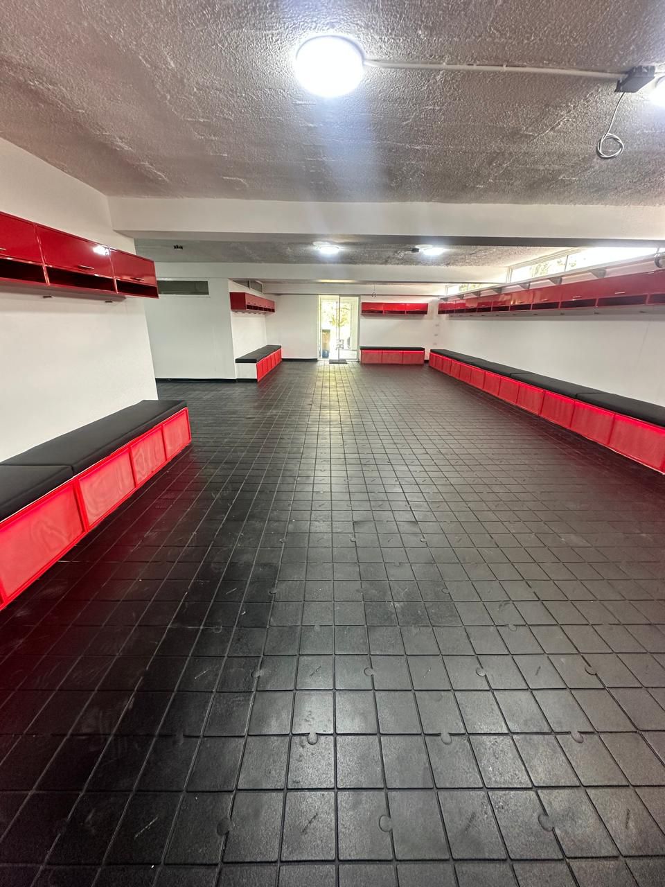 Pisos de gimnasio instalados por SBP INSTALACIONES SAS.